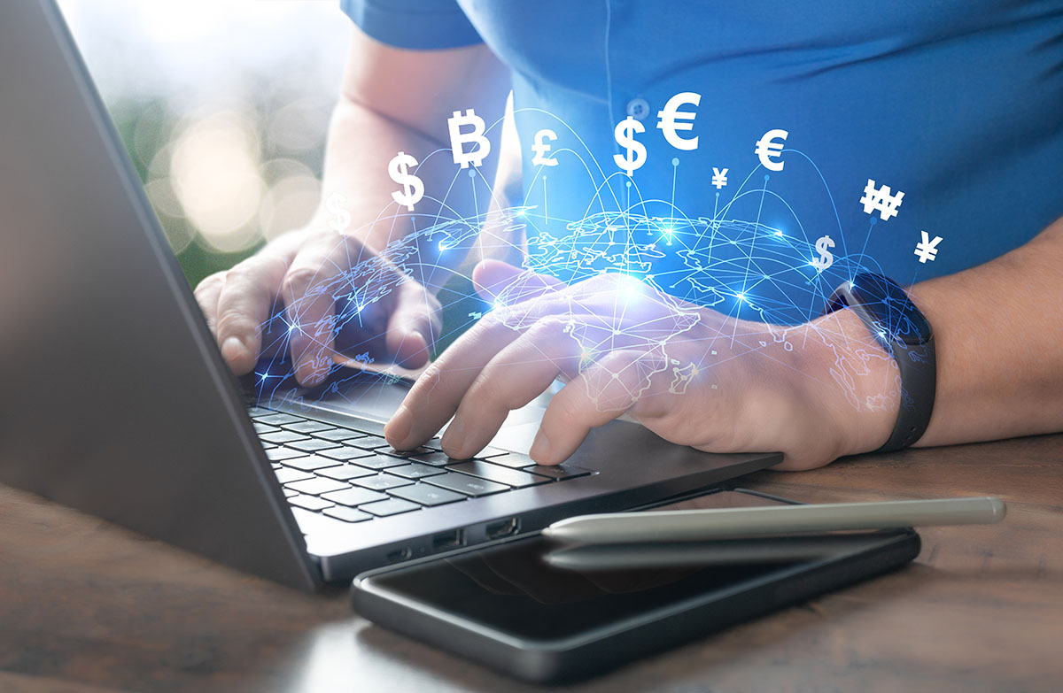 Imagem mostra mãos digitando no computador